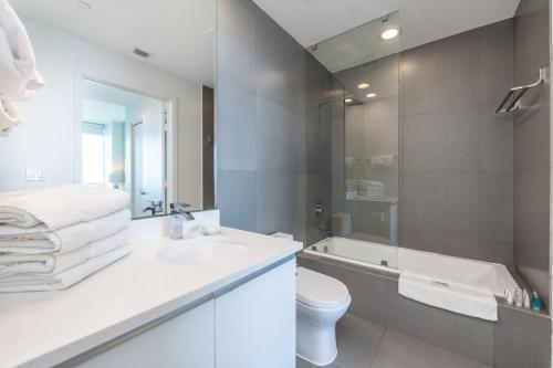Un baño con lavabo, inodoro y bañera. en Global Luxury Suites at Monte Carlo, en Miami Beach
