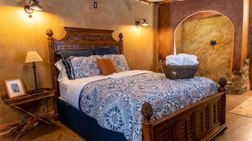 Una cama o camas en una habitación de Moon River Ranch