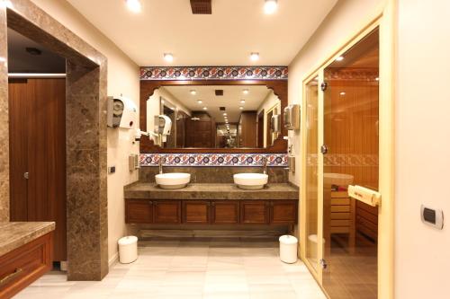 حمام في سبا ومركز مؤتمرات كيرفانساراي ترمال