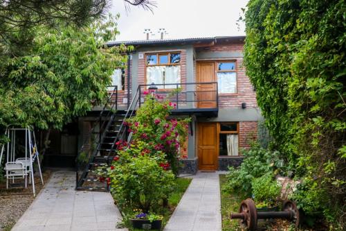 una casa de ladrillo con una escalera de caracol en un patio en Patagonia Retro en Esquel