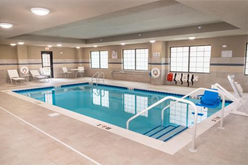 - une grande piscine dans une chambre d'hôtel dans l'établissement Staybridge Suites - Nashville - Franklin, an IHG Hotel, à Franklin