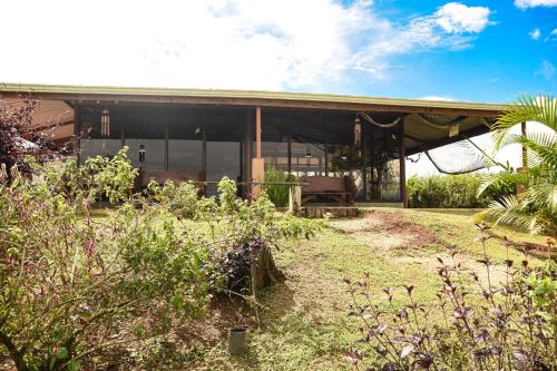 Κήπος έξω από το Pacuare Mountain Lodge