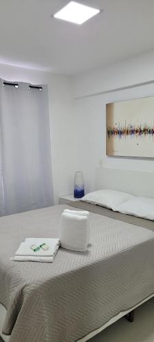 ein weißes Schlafzimmer mit einem großen Bett mit einer weißen Matratze in der Unterkunft Beira mar Meireles a um passo do mar in Fortaleza