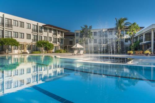Holiday Inn & Suites Batangas LimaPark, an IHG Hotel tesisinde veya buraya yakın yüzme havuzu