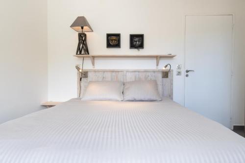 1 dormitorio con 1 cama grande con sábanas blancas en Grand Case Bleu Marine Sea Side, en Grand Case