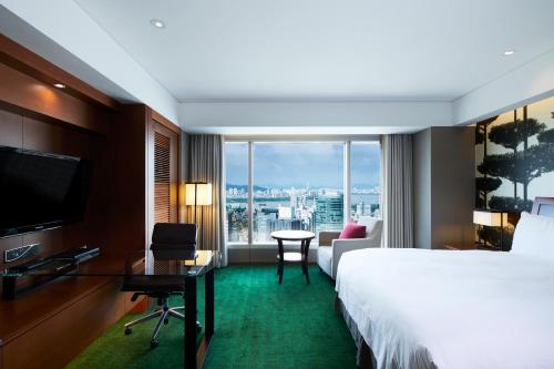 pokój hotelowy z dużym łóżkiem i dużym oknem w obiekcie InterContinental Seoul COEX, an IHG Hotel w Seulu