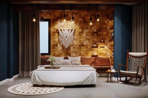 una camera da letto con un grande letto bianco e un tavolo di The wiltons hotel a Nam Ðịnh