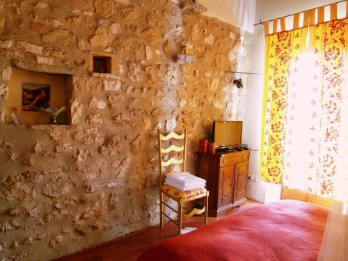 
a room with a bed and a window at Guest House il Borgo di Sempronio in Semproniano
