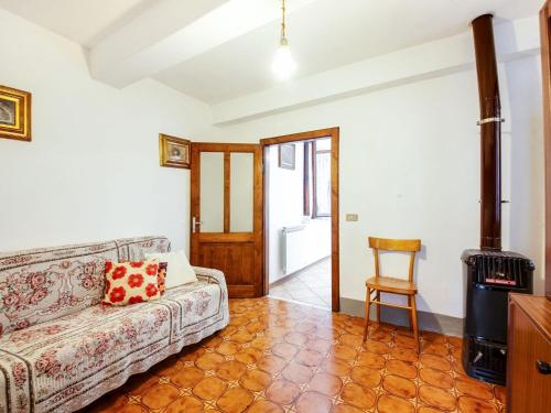 ein Wohnzimmer mit einem Sofa und einem Holzofen in der Unterkunft Belvilla by OYO Gelsomino Piccolo in Cocciglia