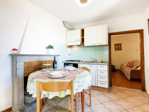 CoccigliaにあるBelvilla by OYO Gelsomino Piccoloのキッチン(テーブル、椅子付)、キッチン(テーブル、キッチン付)