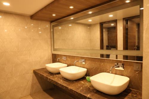 Koupelna v ubytování Sarovar Portico Rivera Ahmedabad