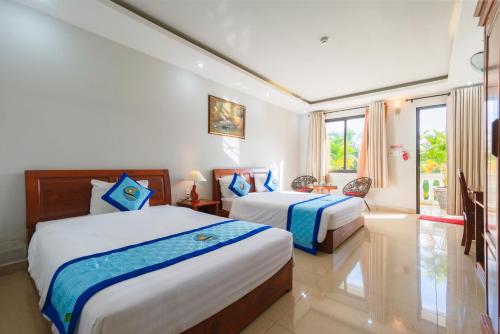 Giường trong phòng chung tại Quynh Mai Resort