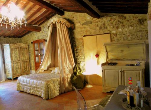 センプロニアーノにあるGuest House il Borgo di Sempronioのベッドルーム(ベッド1台、テーブル、ランプ付)