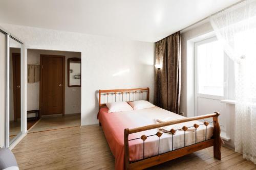 ケメロヴォにあるAvant Apartment Svobody 19のベッドルーム1室(ベッド1台、大きな窓付)