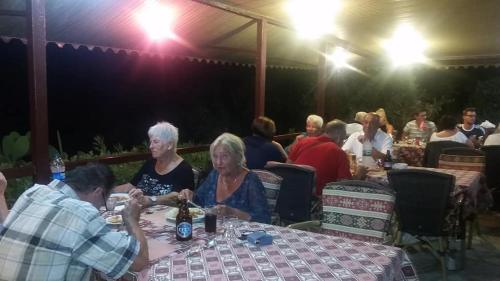 eine Gruppe von Menschen, die an einem Tisch sitzen in der Unterkunft Hotel Schönberg in Kızılot