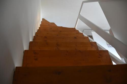uma escada com degraus de madeira num edifício em Pellegrini Apartman em Balatonakali