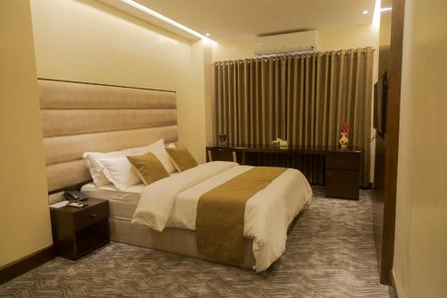 Richmond Hotel Sylhetにあるベッド