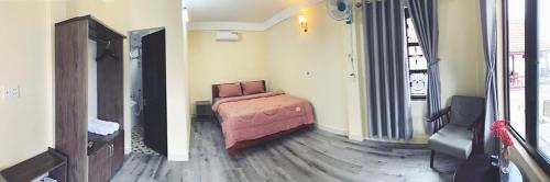 A bed or beds in a room at Nana Lee Homestay & Restaurant Quảng Bình