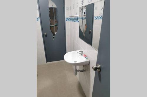 Bilik mandi di Bintang Maya Residence cozy and comfortable stay