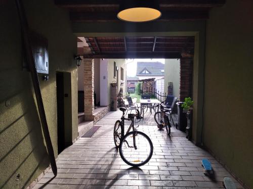 ブジェツラフにあるUbytování u Malinkovičůの家の廊下に駐輪した自転車2台