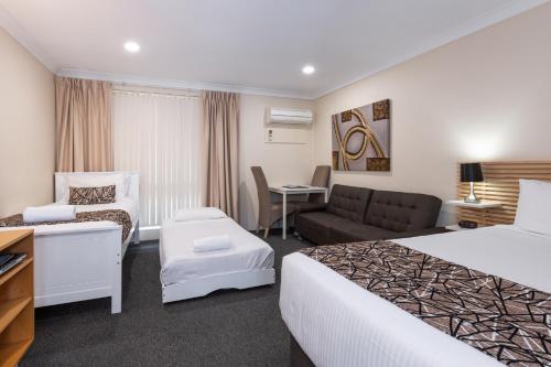 Una cama o camas en una habitación de Zig Zag Motel & Apartments