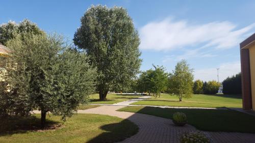 chodnik z drzewami na boku budynku w obiekcie Eurhotel w mieście Fontevivo