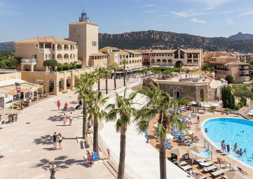 - une vue de tête sur un complexe avec une piscine dans l'établissement Studio vue mer et Esterel, à Agay