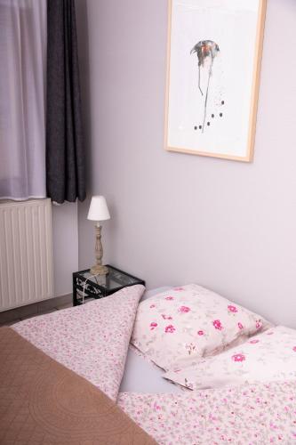 a bedroom with a bed and a picture on the wall at Hôtel Restaurant Domaine De Basil in Orbey