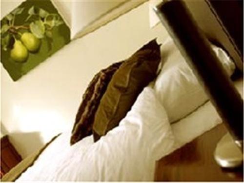 - une tête de lit avec des oreillers dans l'établissement The Swan Inn, à Hanley Castle