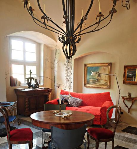a living room with a red couch and a table at Event- Kultur & B&B Kunst Schloss Neuenhagen Übernachten im Denkmal in Bad Freienwalde