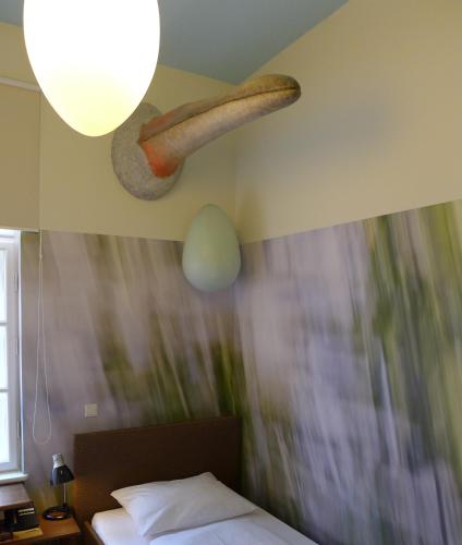 a bedroom with a bed and ahorn at Arte Luise Kunsthotel in Berlin