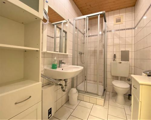 e bagno con lavandino, servizi igienici e doccia. di Appartmenthaus Witthöhn, Whg. 2 a Cuxhaven