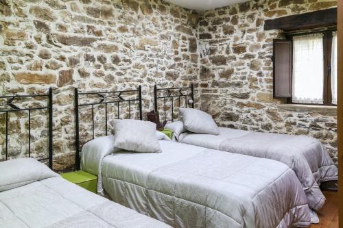 Säng eller sängar i ett rum på 4 bedrooms house with jacuzzi furnished garden and wifi at Tineo