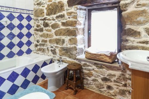Bathroom sa 4 bedrooms house with jacuzzi furnished garden and wifi at Tineo