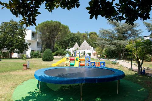 einen Spielplatz in einem Park mit Rutsche in der Unterkunft Hotel Sierra Silvana in Selva di Fasano