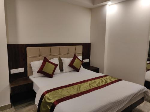 Postel nebo postele na pokoji v ubytování THE GRACE HOUSE Paharganj