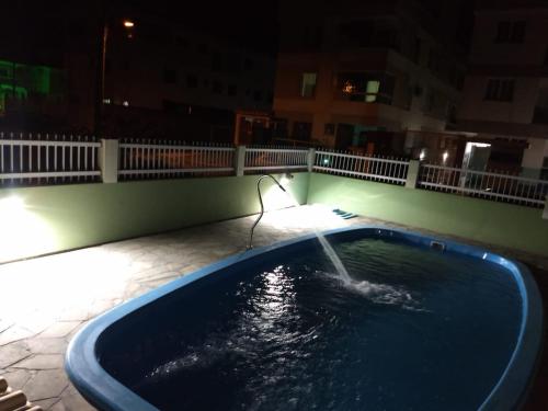 bañera de hidromasaje en la azotea de un edificio por la noche en AP IVONETE -Victoria Residense, en Governador Celso Ramos