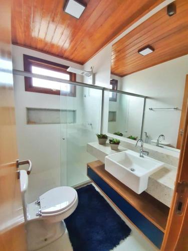 a bathroom with a sink and a toilet and a mirror at Villagio di Mare in Barra Grande