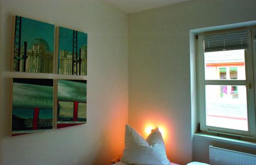 a room with a bed with a lamp and a window at Arte Luise Kunsthotel in Berlin