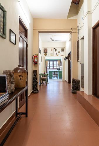 a hallway of a room with a table at Casa Dos Rebelos in Panaji