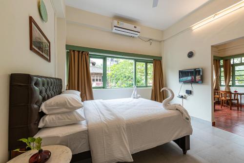 um quarto com uma cama com um cisne em Casa Dos Rebelos em Panaji