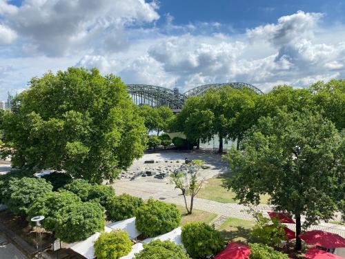 a park with trees and a building in the background at Hotel Drei Kronen in Cologne