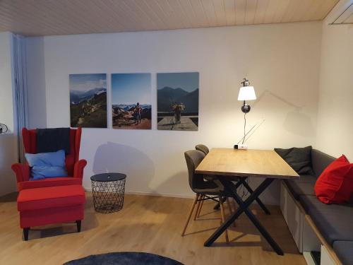 a living room with a table and a couch at Zentrum Lai 176 Hm Whg 103 Steibogg in Lenzerheide