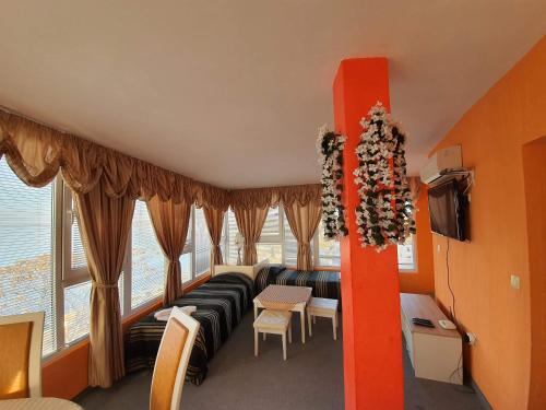 ein Wohnzimmer mit Sofa und Weihnachtsbaum in der Unterkunft Family Hotel Paros in Pomorie