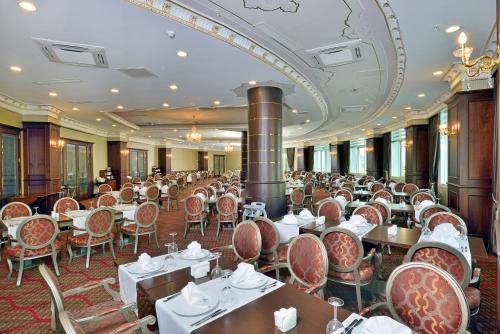 Un restaurante o sitio para comer en The Sign Kocaeli Thermal Spa Hotel &Convention Center