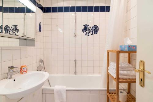 ein Badezimmer mit Waschbecken und Badewanne in der Unterkunft Ferienwohnung Seeblick in Schilksee