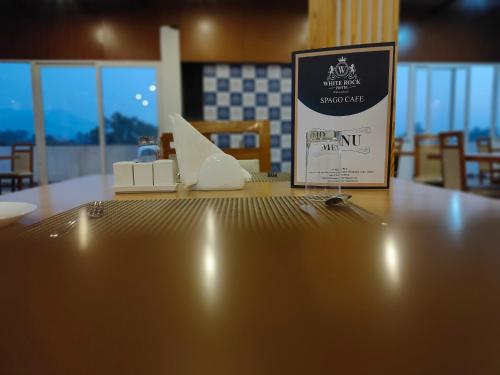 een tafel met een bord erop bij Hotel White Rock By The Solitaire Hospitality in Dehradun