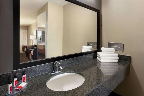 Gallery image of Super 8 by Wyndham Universal City in Universal City