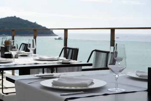 Villa Dubrovnik tesisinde bir restoran veya yemek mekanı