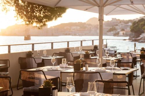 Un restaurante o sitio para comer en Villa Dubrovnik